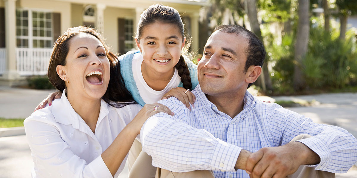 Una familia feliz con su legado